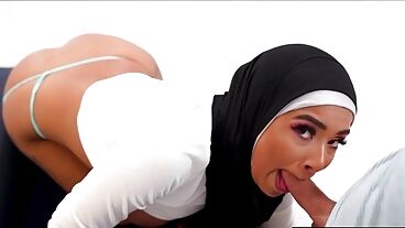 Мужчина трахает красивую арабку с большими сиськами