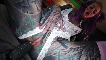 Раскрашенная шлюшка в татуировках сосет большой член и седлает его