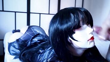 Красотка косплея трахается в домашнем порно и получает камшот