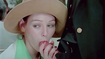 Рыжая красотка делает минет в ресторане в классическом порно