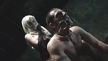 Красивая госпожа сосет большой член и заставляет лизать дырки