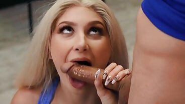 Грудастая блондинка сосет большой член тренера йоги и трахается раком